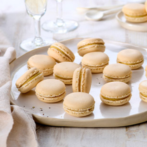 les macarons foie gras sur plateau